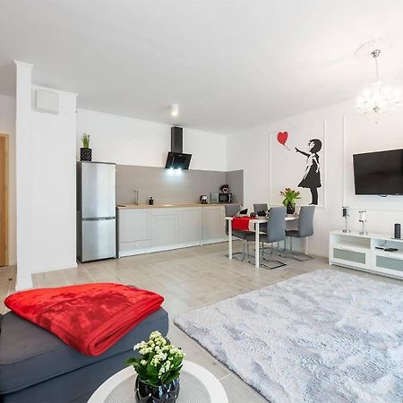 Banksy Apartment - Ilumino Lodź Bagian luar foto