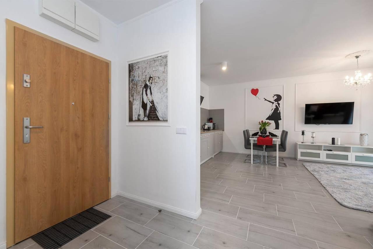 Banksy Apartment - Ilumino Lodź Bagian luar foto