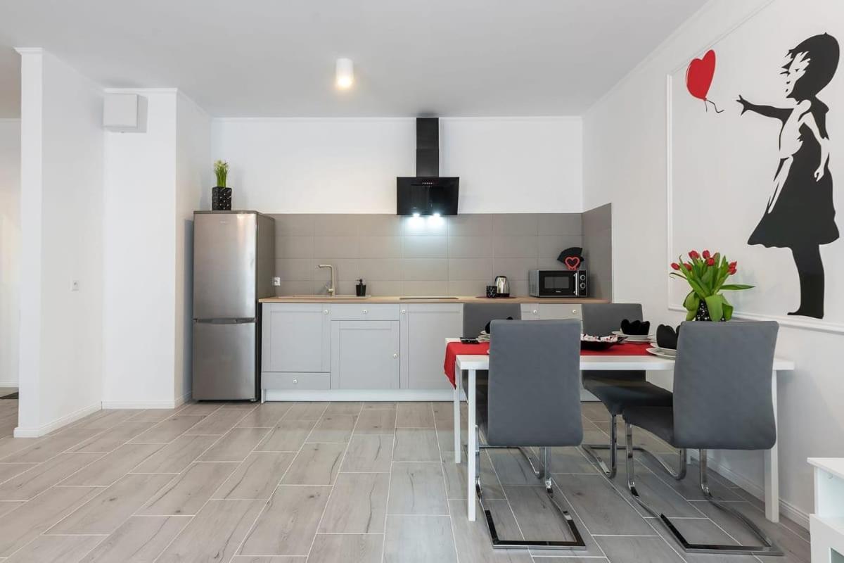 Banksy Apartment - Ilumino Lodź Bagian luar foto